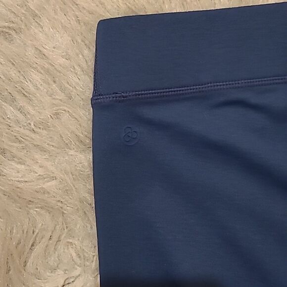 Zella womens navy blue capris with detailed bottoms size medium - Picture 7 of 7